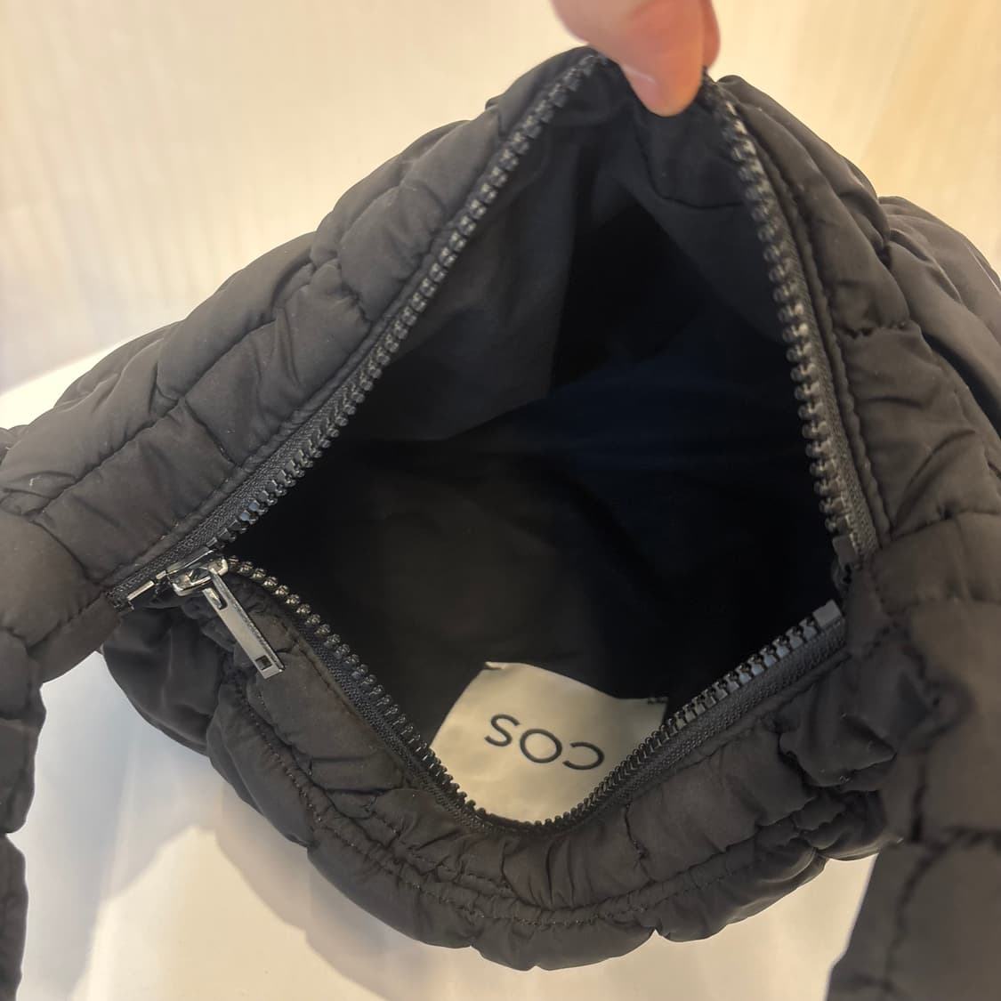 정품 COS 퀄티드 구름 숄더백     상품이미지7