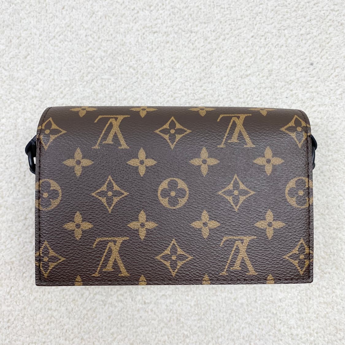 루이비통 크로스백 스티머 웨어러블 월릿 상품이미지3