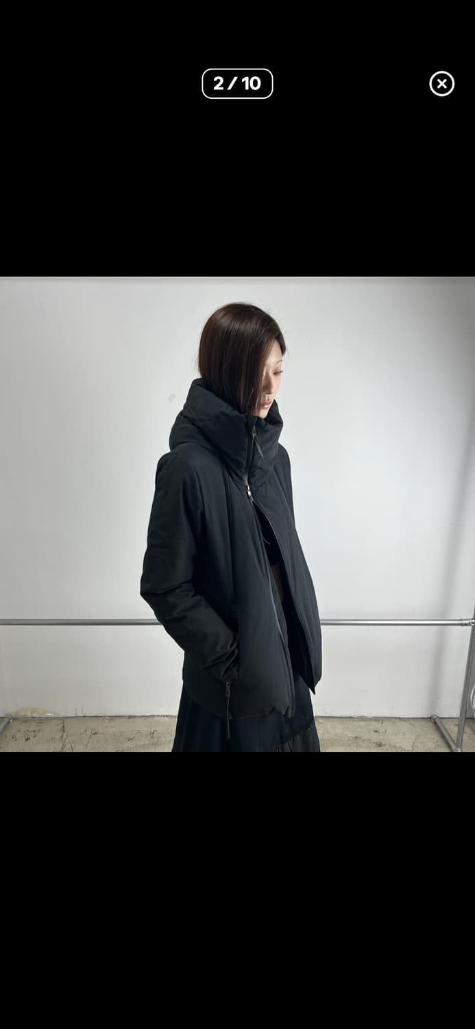 The Viridi Anne 비대칭 하이넥 후드 다운 자켓 상품이미지2