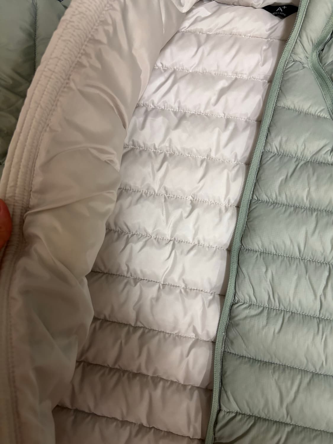 서울베이스드 경량패딩 판매합니다. 상품이미지4