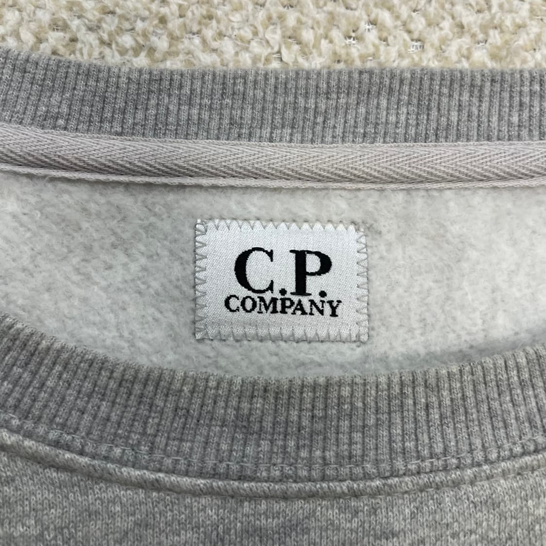 C.P 컴퍼니 렌즈 와펜 크루넥 맨투맨 그레이 상품이미지4