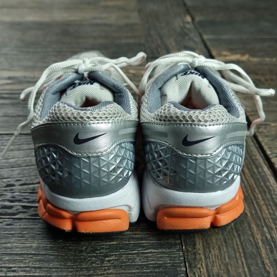 [나이키] 줌 보메로 5 퓨어 플래티넘 앤 레이저 오렌지 M18547 상품이미지5