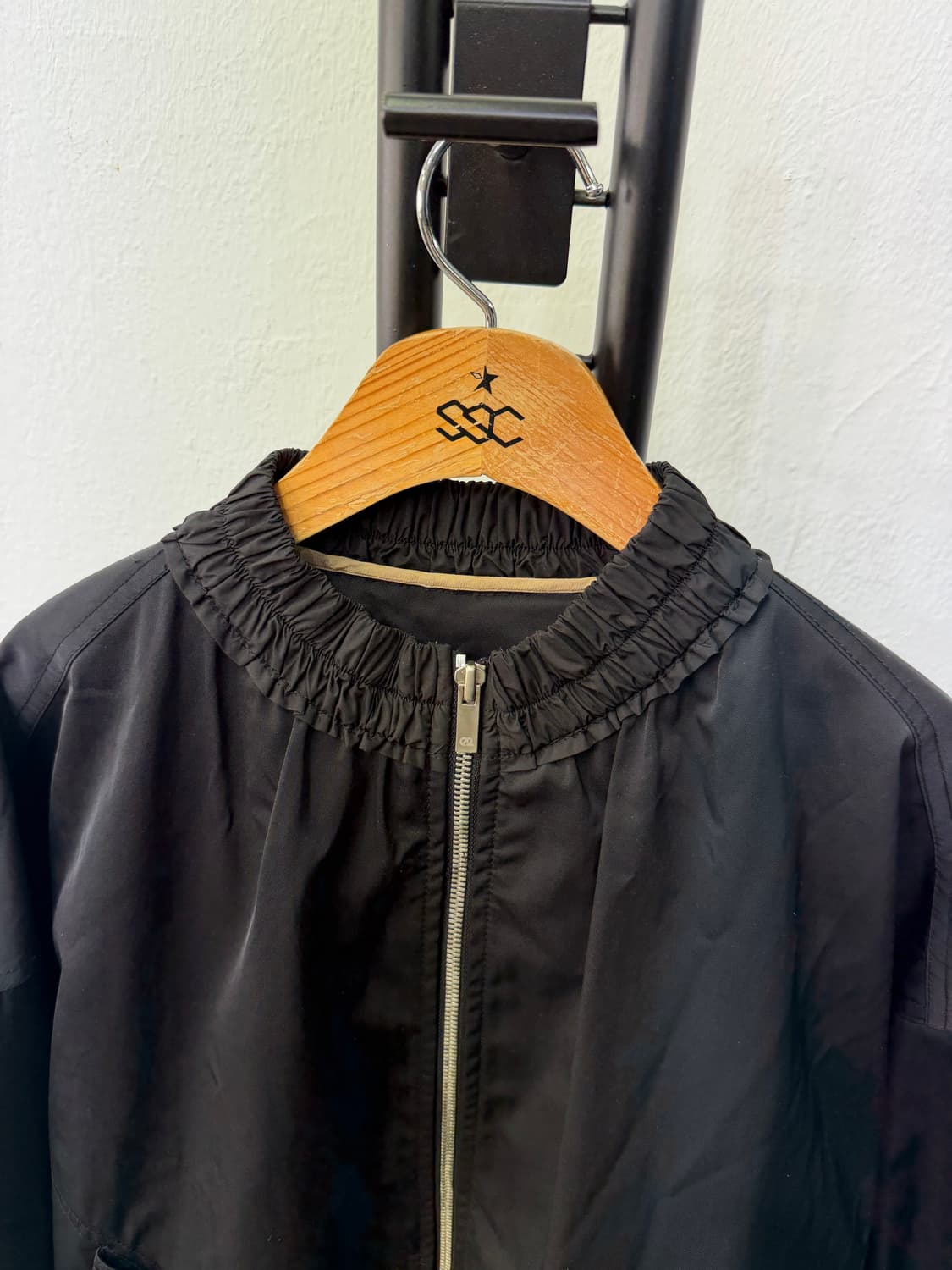 정품) O2ND 오즈세컨 한섬 오버핏 블랙 셔링 봄버 자켓 88 상품이미지4