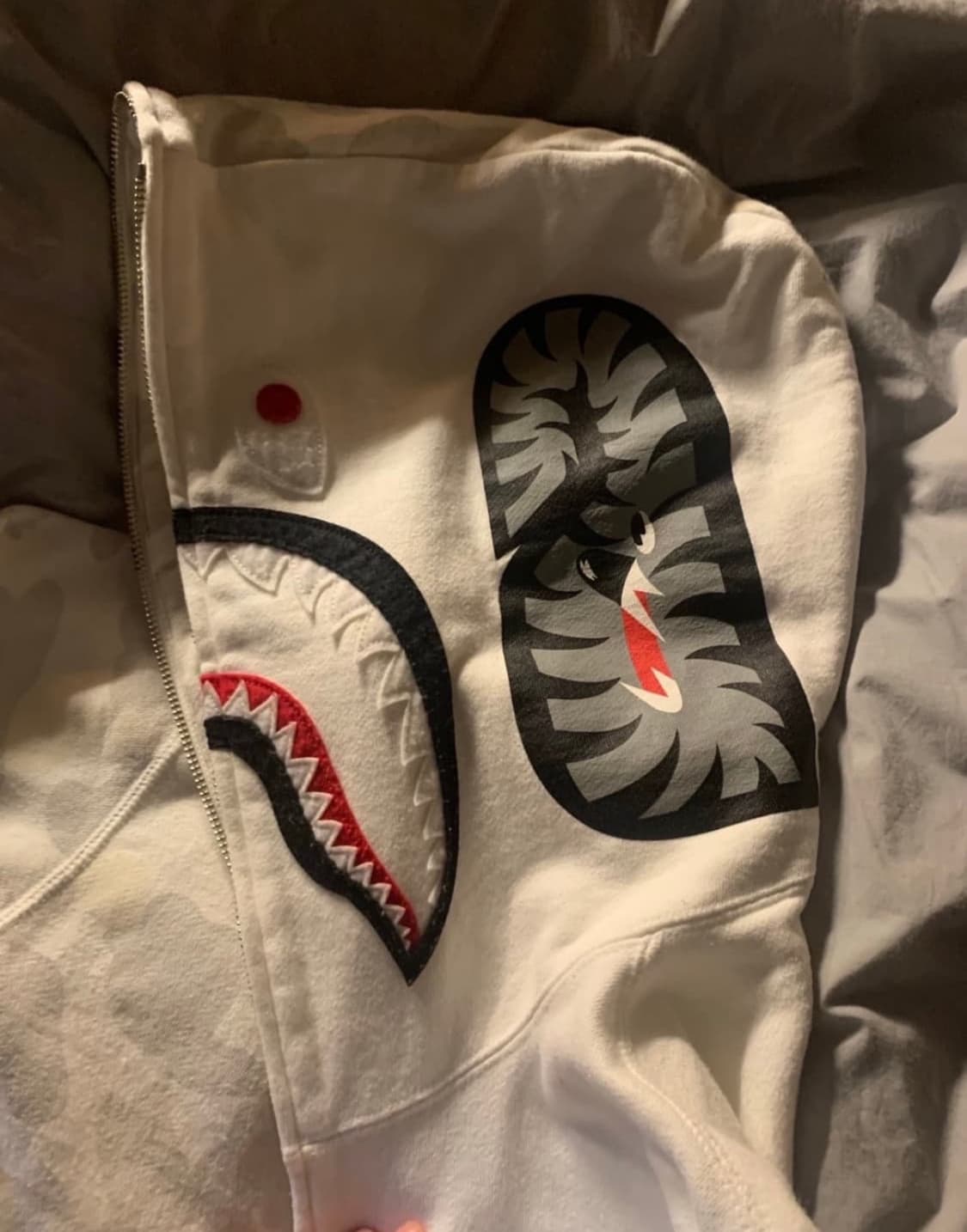 베이프 백계 화이트 반반 카모 샤크 야광 후드집업 m사이즈 상품이미지3