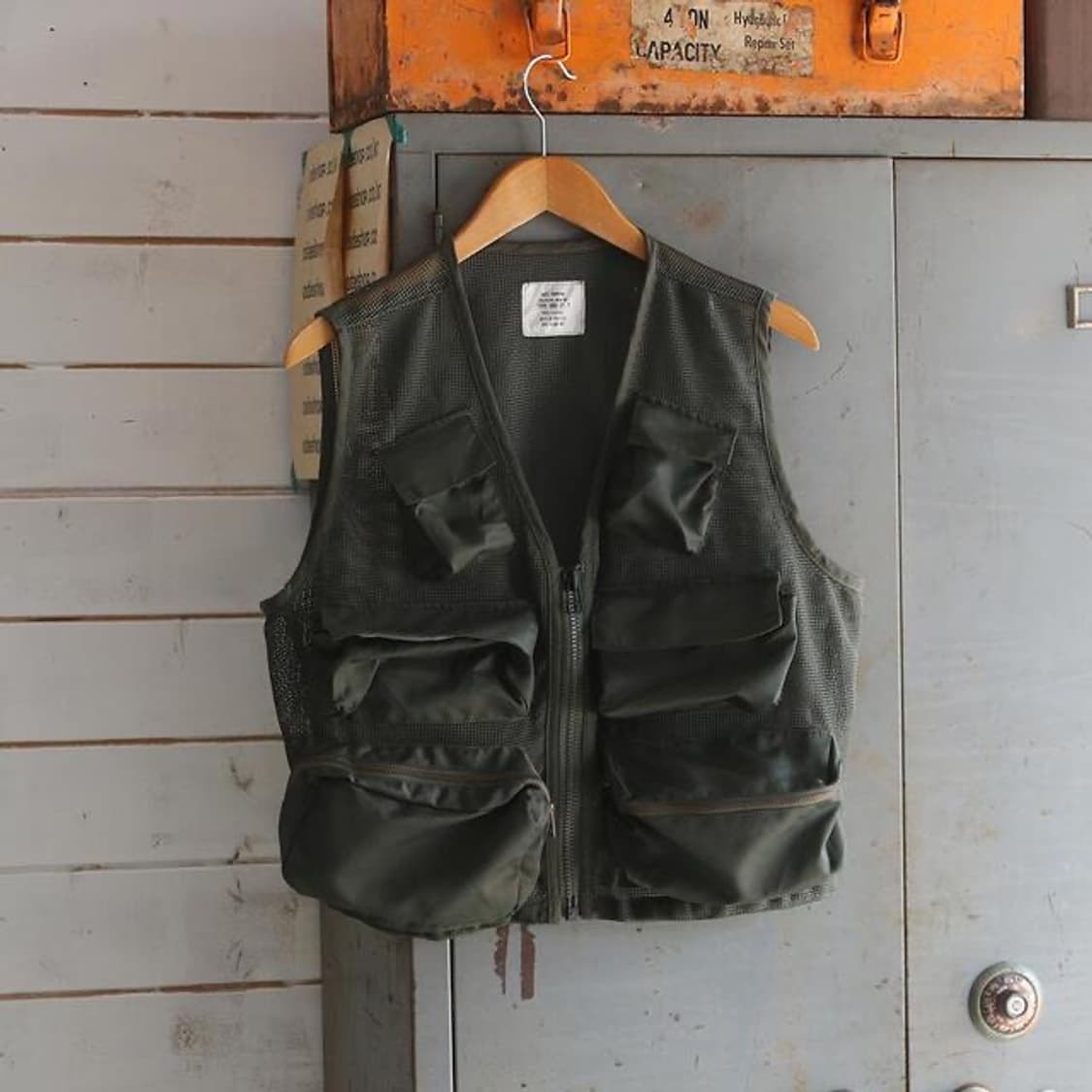 (착용컷) U.S.A.F. 서바이벌 베스트 (남성용 100) 상품이미지1