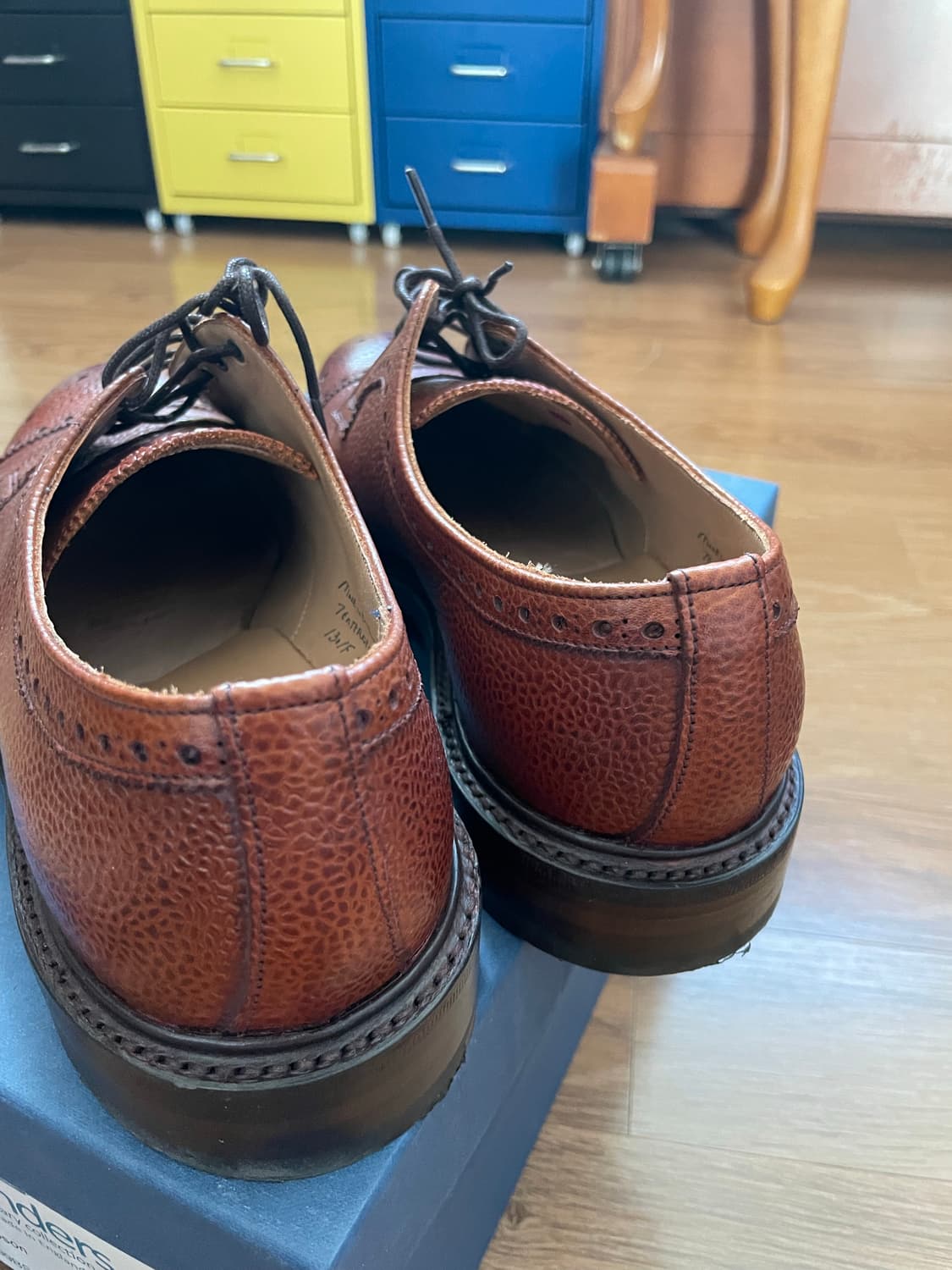 드레익스 치니 콜라보 하프브로그 더비 그레인레더 브라운 상품이미지4