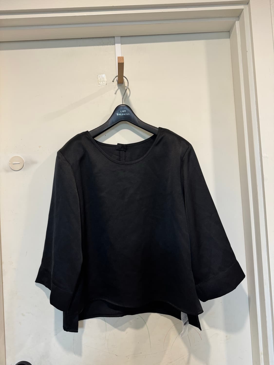 새상품 mombbe 몸빼 알리사 새틴 블라우스 상품이미지2