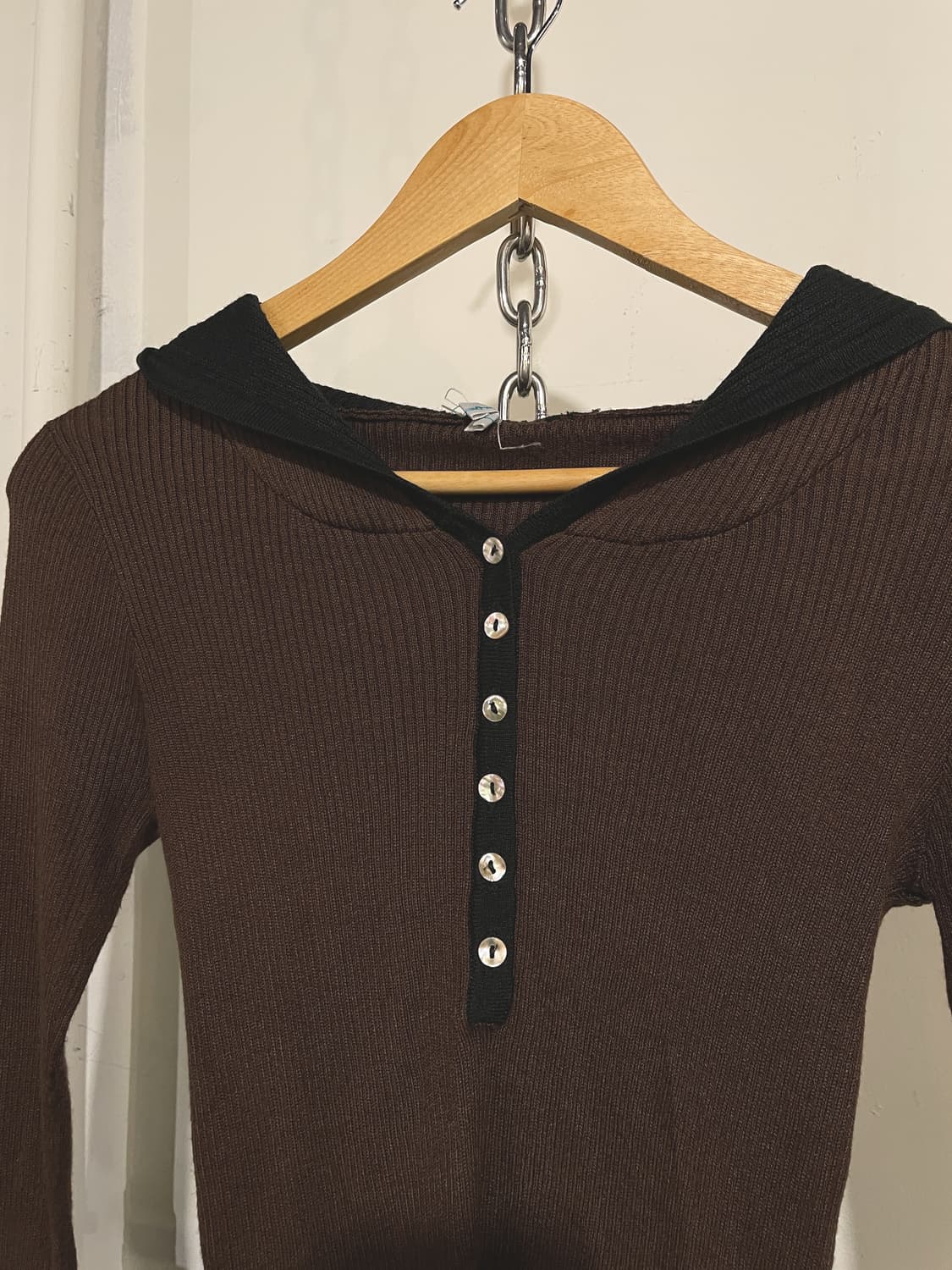 자개 단추 딥브라운 골지 후드 니트 상품이미지2