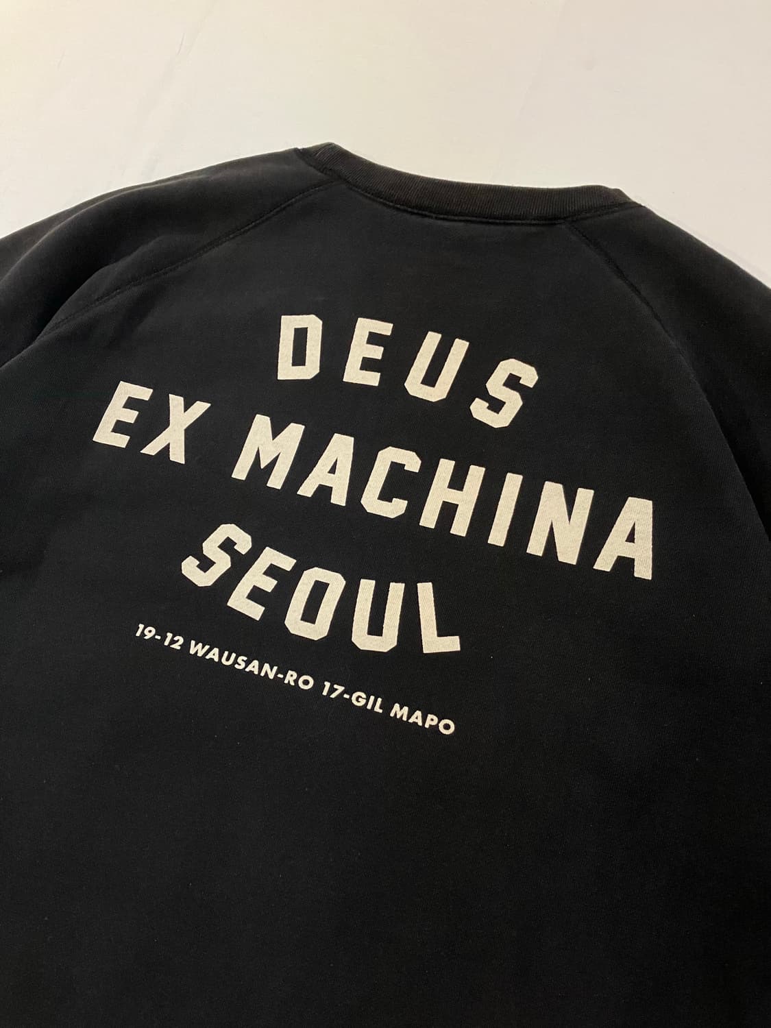 데우스 엑스 마키나 서울 맨투맨 스웻셔츠 블랙 상품이미지2