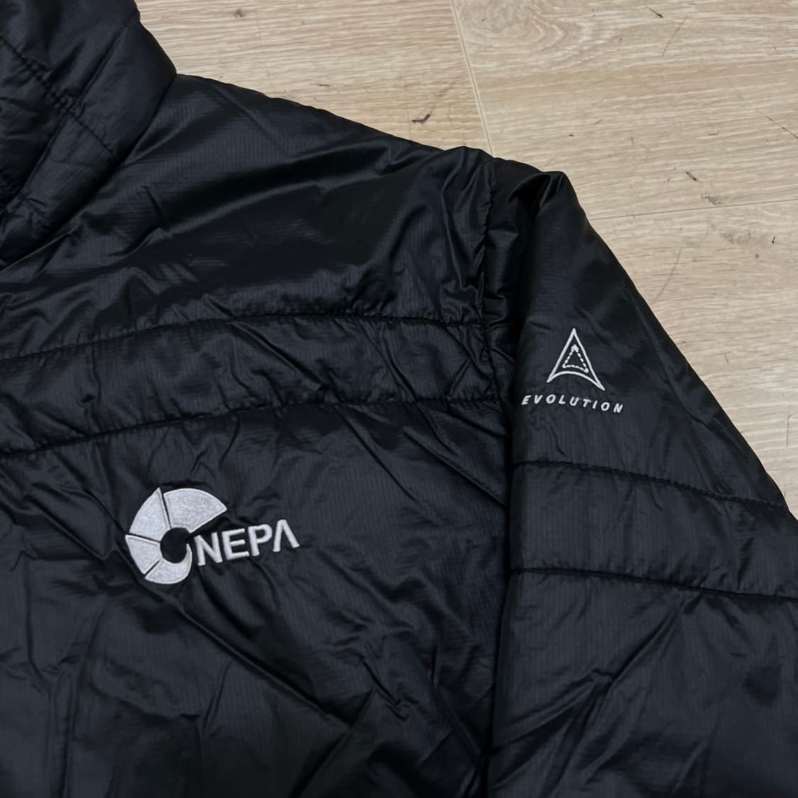 네파 에볼루션 로고 스탠드넥 경량패딩 점퍼 [블랙] M/95 상품이미지4
