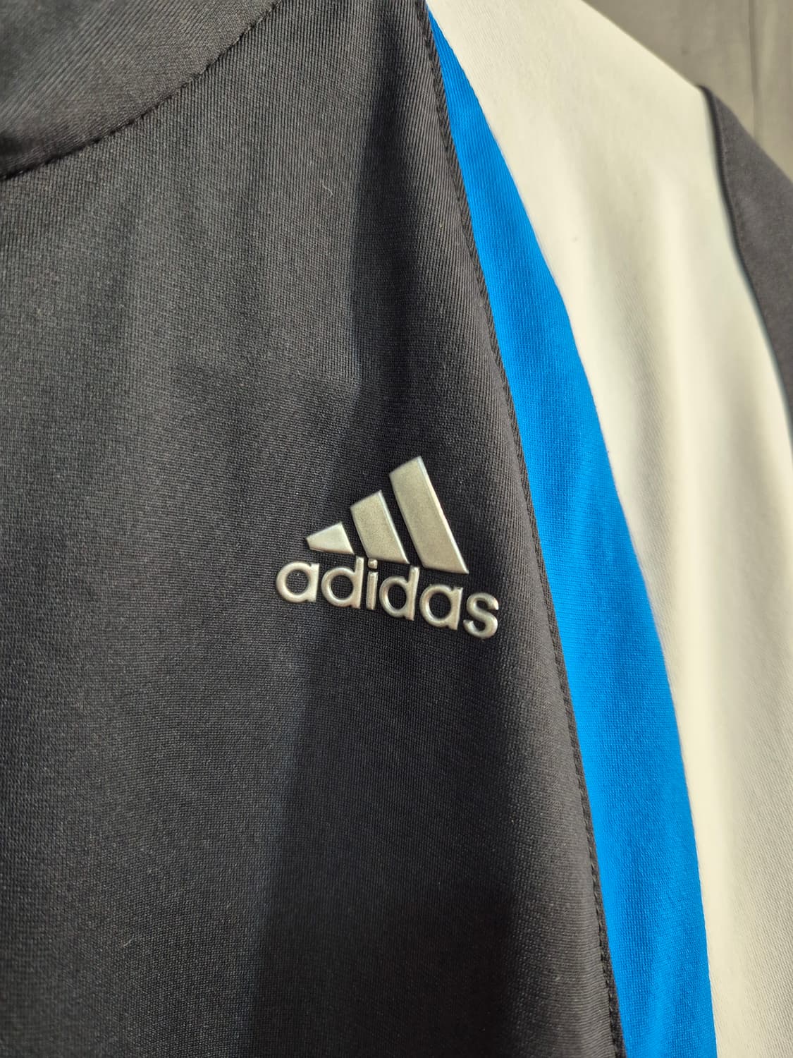 아디다스 남성 반집업 긴팔티 M 블랙/화이트/블루 상품이미지3