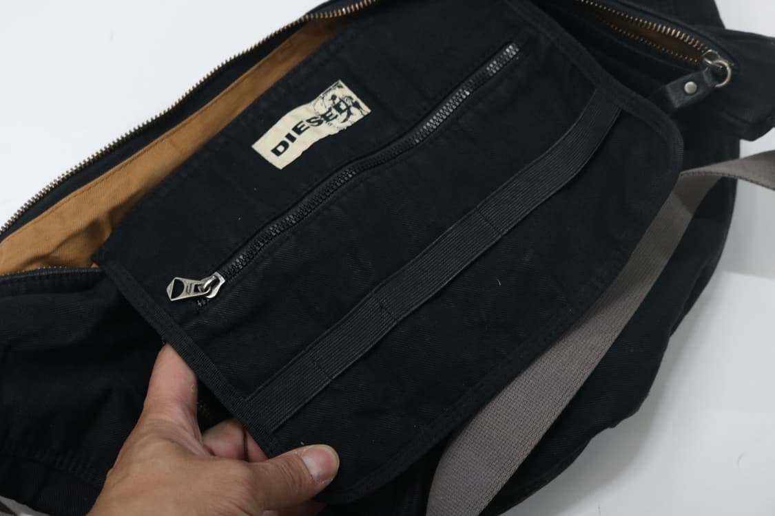 디젤 아카이브 하프문 숄더백 상품이미지8