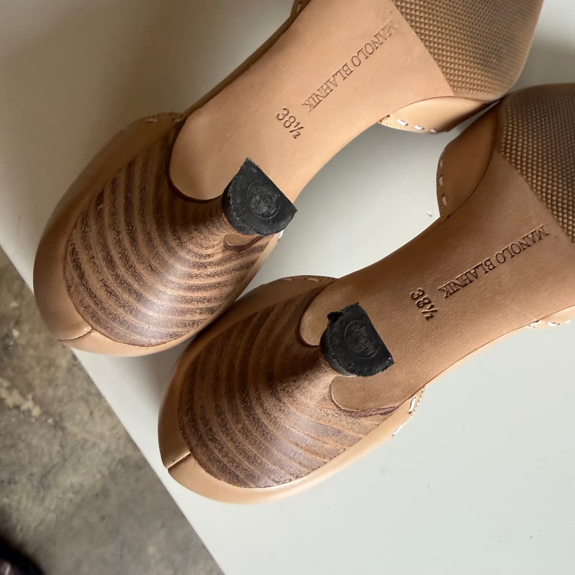 마놀로 블라닉 누디 스틸레토 컷아웃 디테일 키튼 힐 상품이미지8