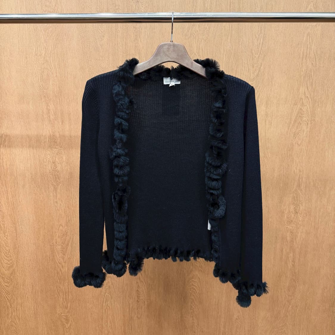 꾸레쥬 골지 니트 오픈 가디건 퍼 트리밍 디테일 레귤러핏 블랙 상품이미지2