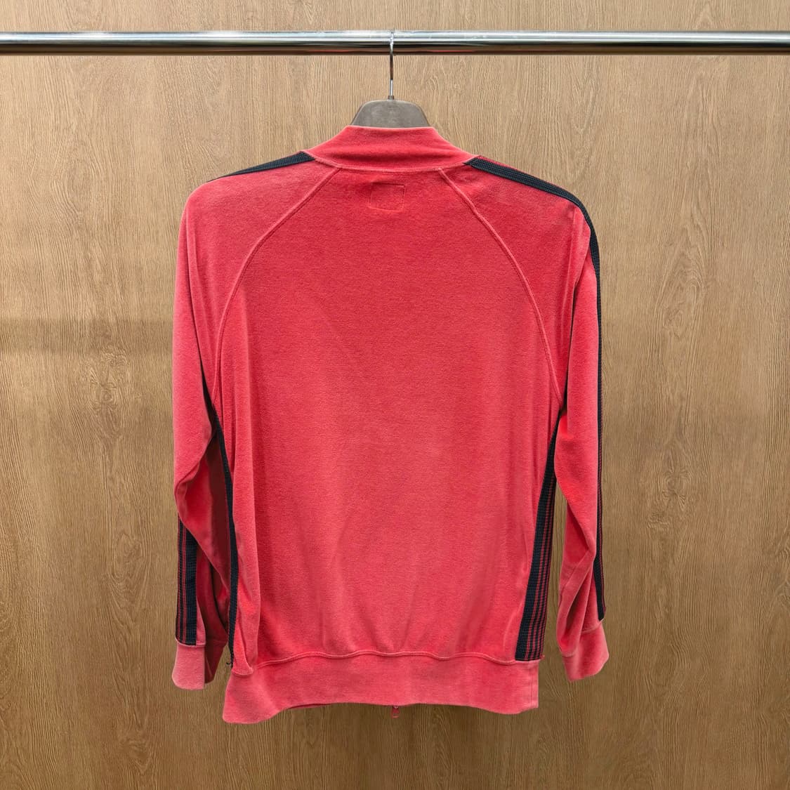 니들스 벨벳 트랙 자켓 사이드 스트라이프 버터플라이 로고 자수 레드 상품이미지3