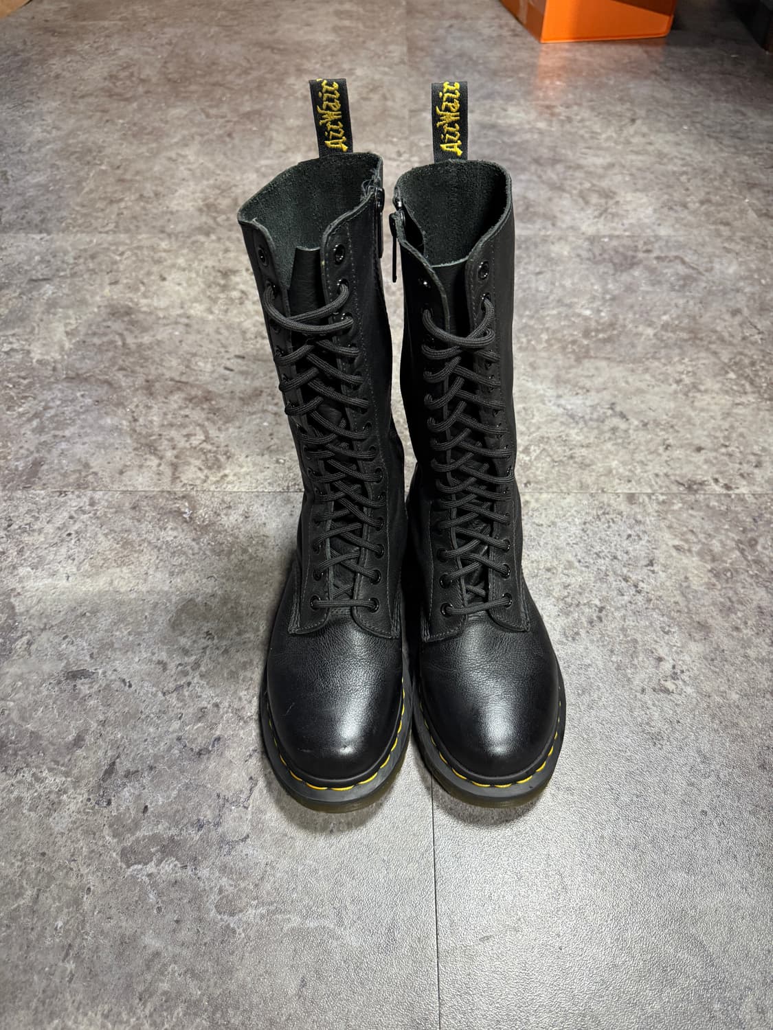 닥터마틴 1490 버지니아 14홀 240 상품이미지1