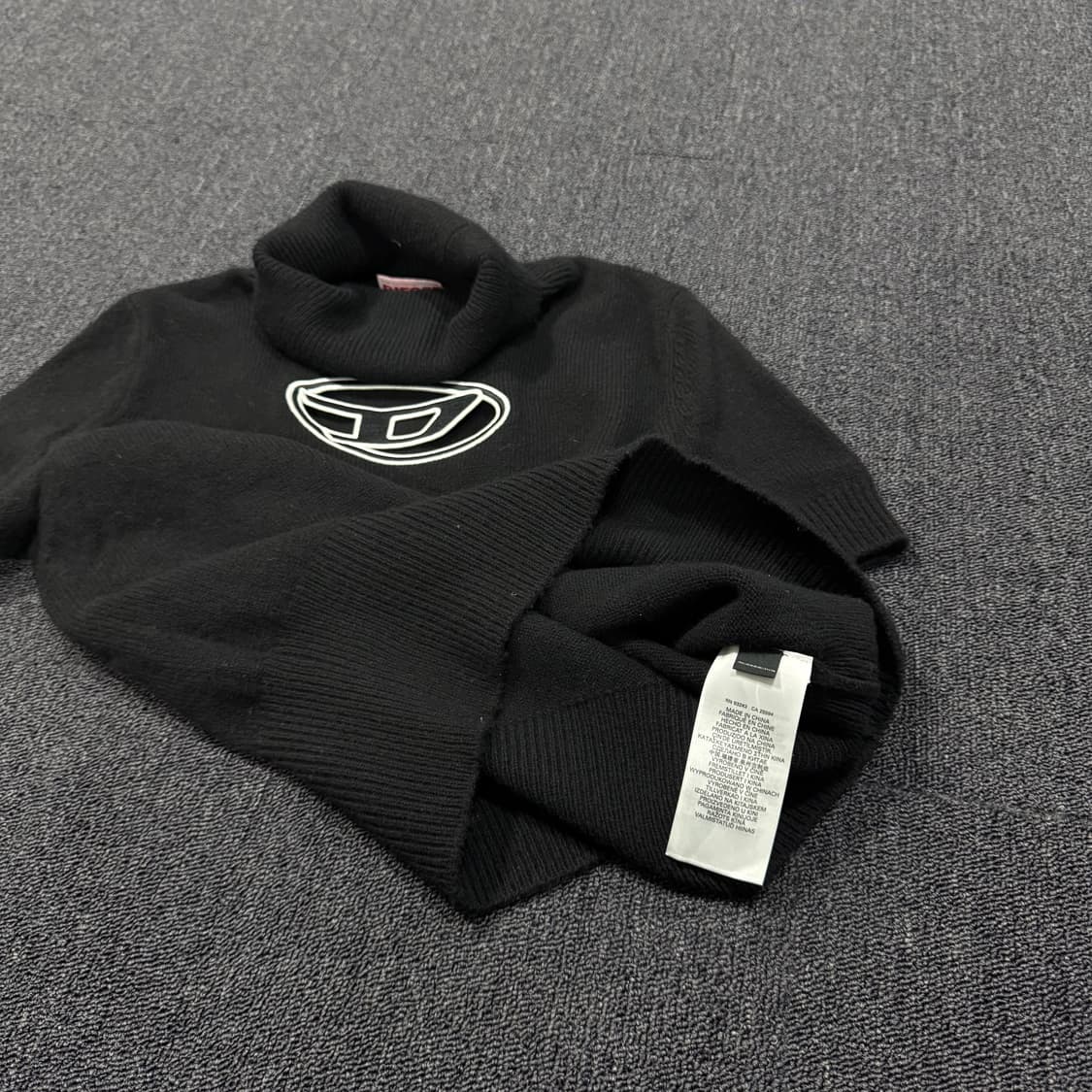 디젤 컷아웃 로고 터틀넥 니트 반팔 상품이미지9