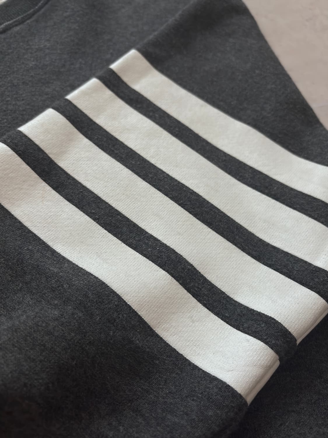 톰브라운 차콜 맨투맨 상품이미지3