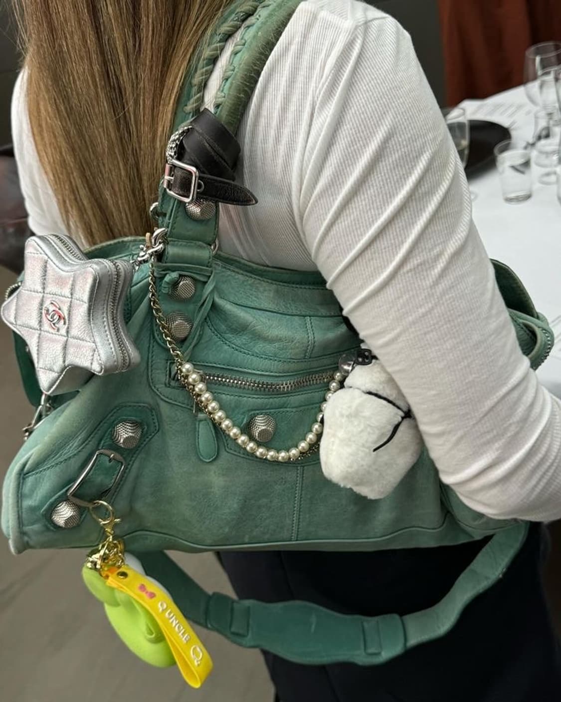 발렌시아가 자이언트 모터백 미디움 그레이 실버 상품이미지3