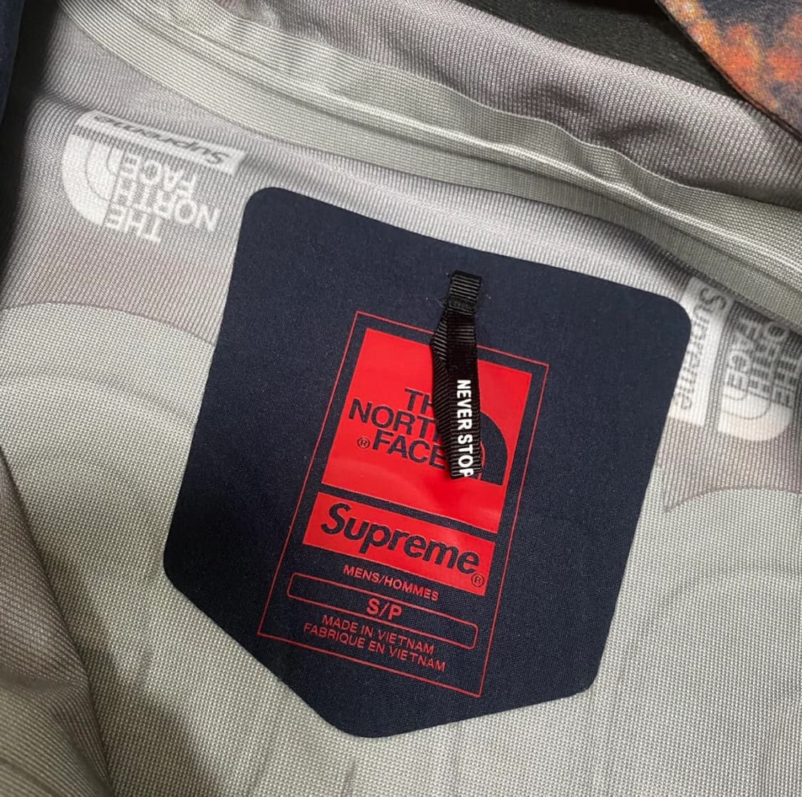 슈프림 x 노스페이스 타임스퀘어 쉘자켓 상품이미지3