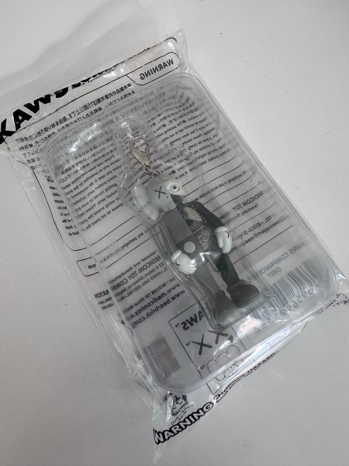 Kaws 카우스 도쿄 퍼스트 컴패니언 플레이드 키체인 그레이 피규어 키링 상품이미지2