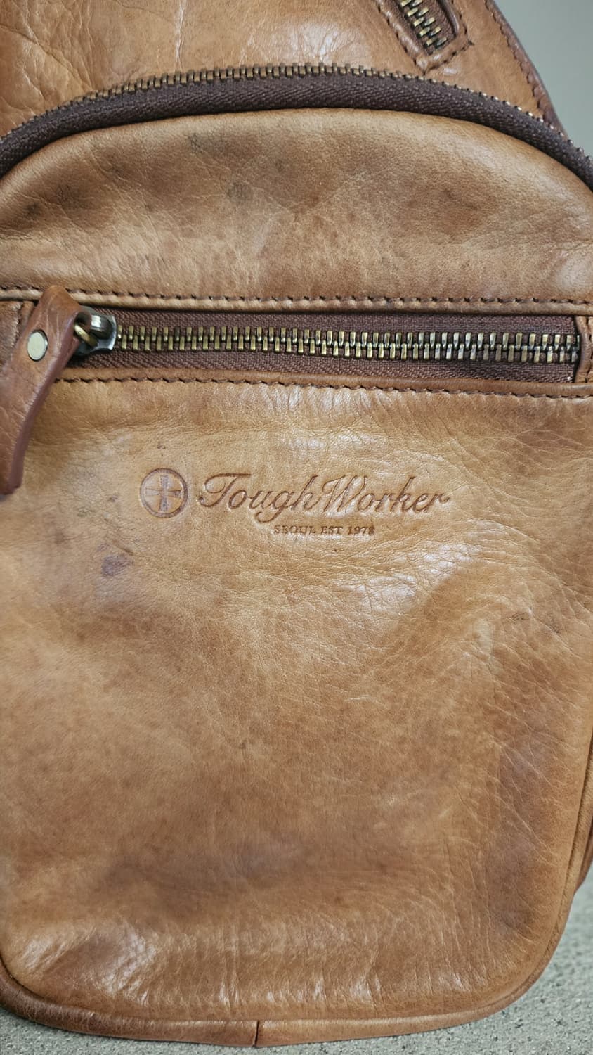 Tough Worker 가죽 슬링백 브라운 상품이미지5