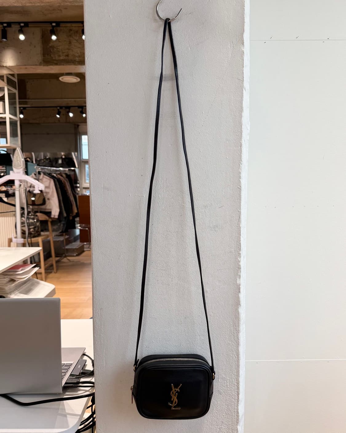 입생로랑 블랙 블로거 미니 크로스백 상품이미지2