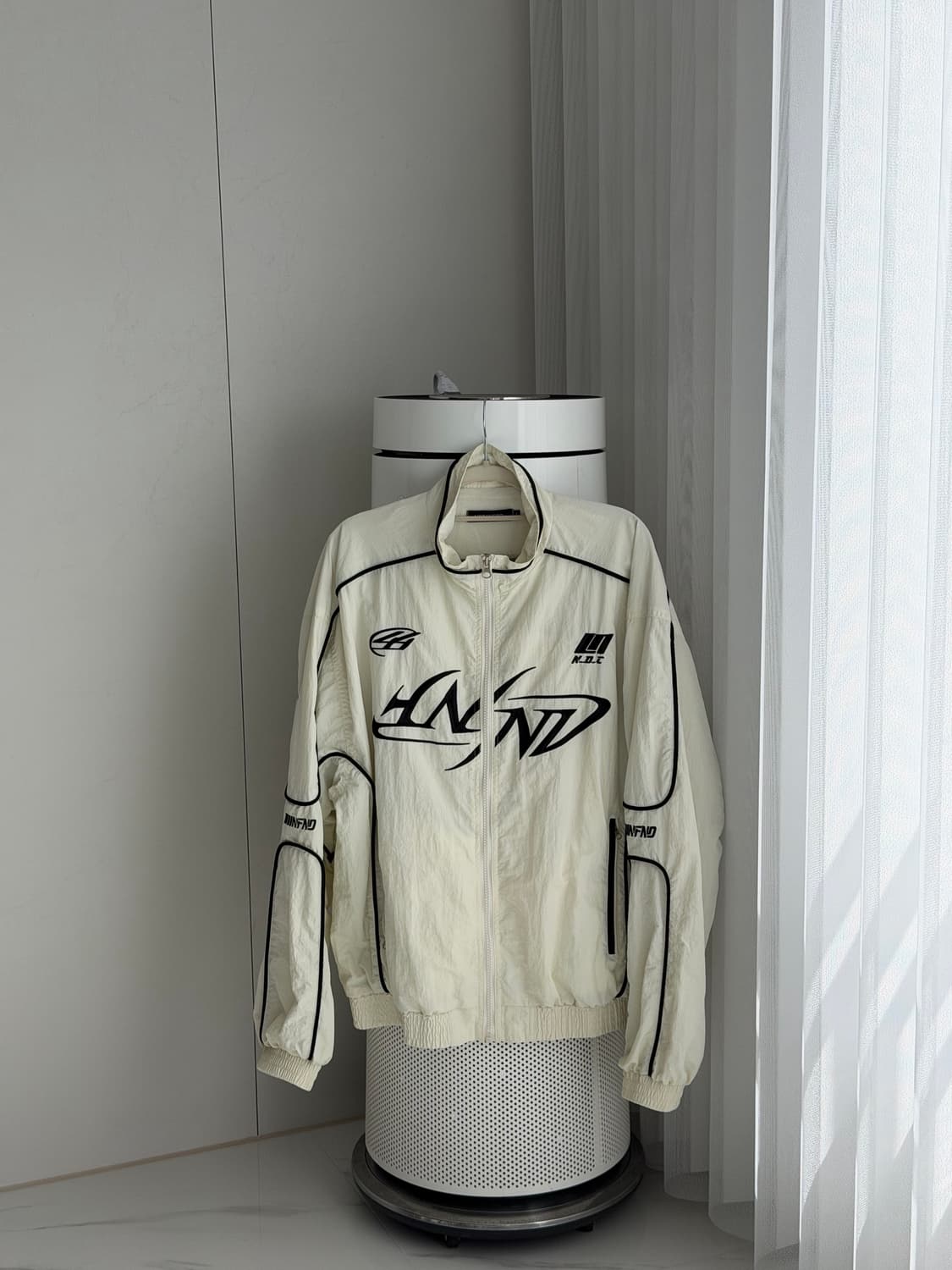 낫포너드 나일론 레이싱 자켓 화이트 L사이즈 입니다  구매후 1번 입어서 상품이미지2