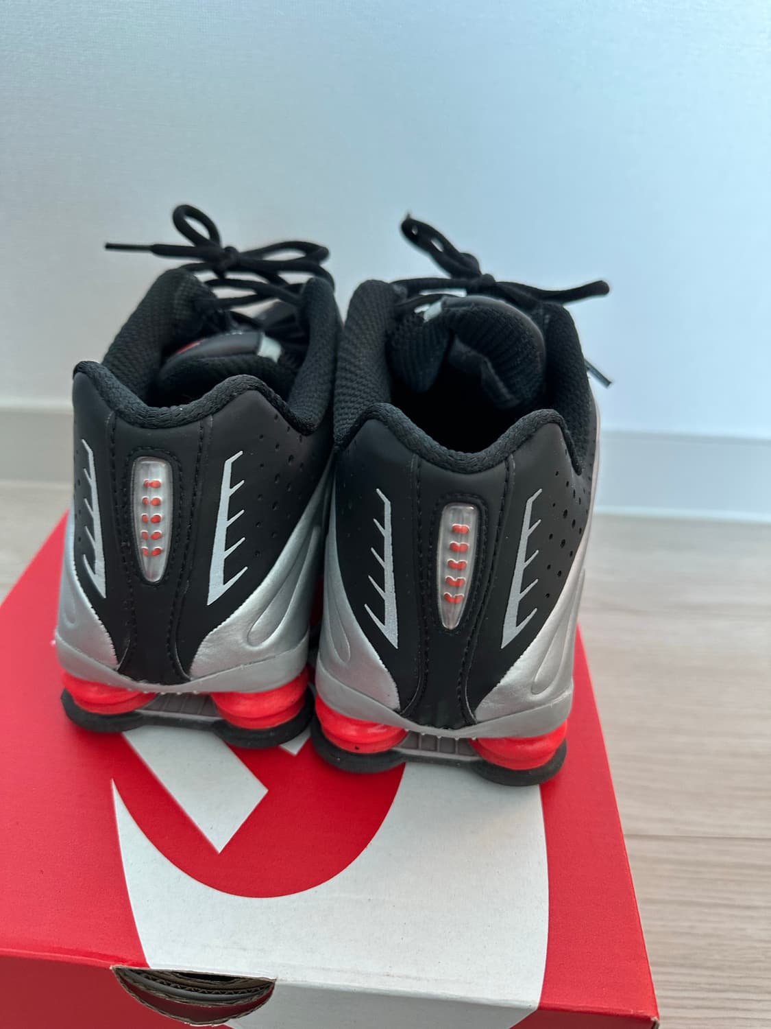 나이키 샥스 r4 메탈릭 실버 HQ1988-002 상품이미지5