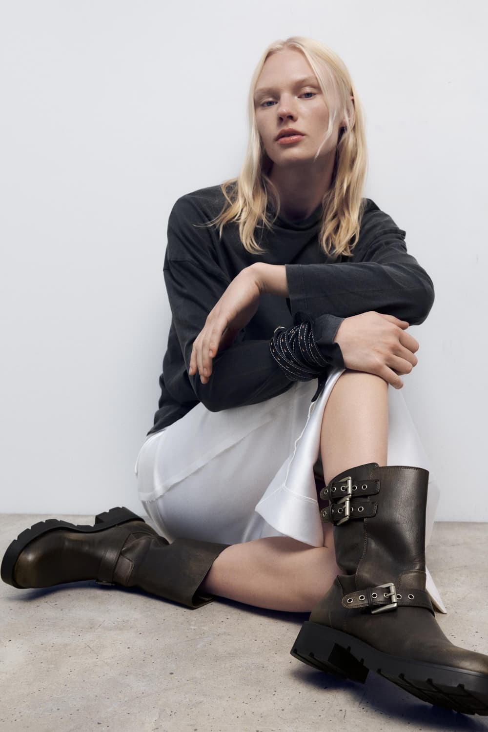 Zara 버클 바이커 플랫 앵클 부츠 상품이미지1