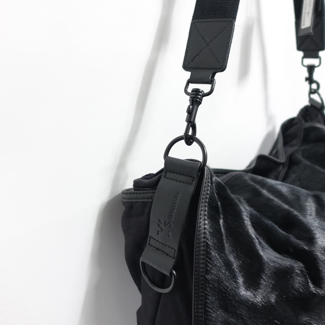 YS 요지야마모토 만다리나덕 송치 퍼 크로스백 상품이미지5