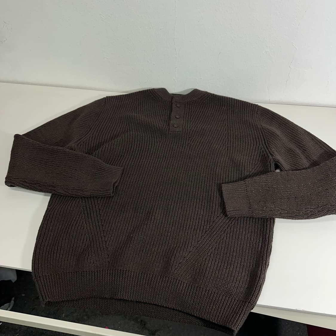 100 라퍼지스토어 다크브라운 헨리넥 니트 상품이미지3