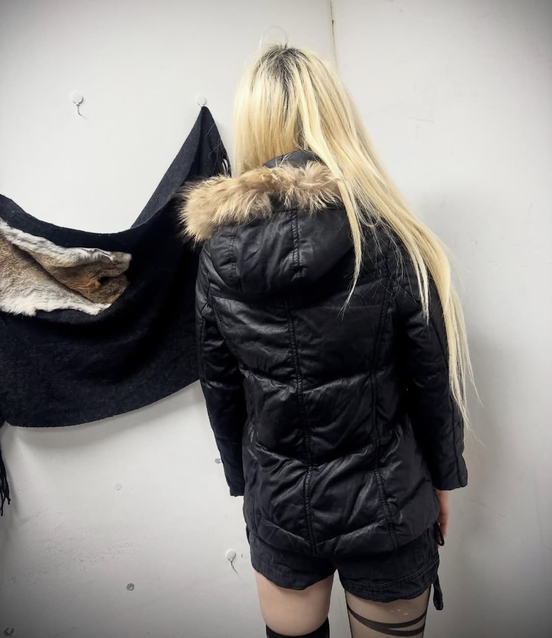 하이넥 디테일 블랙퍼 패딩 상품이미지3