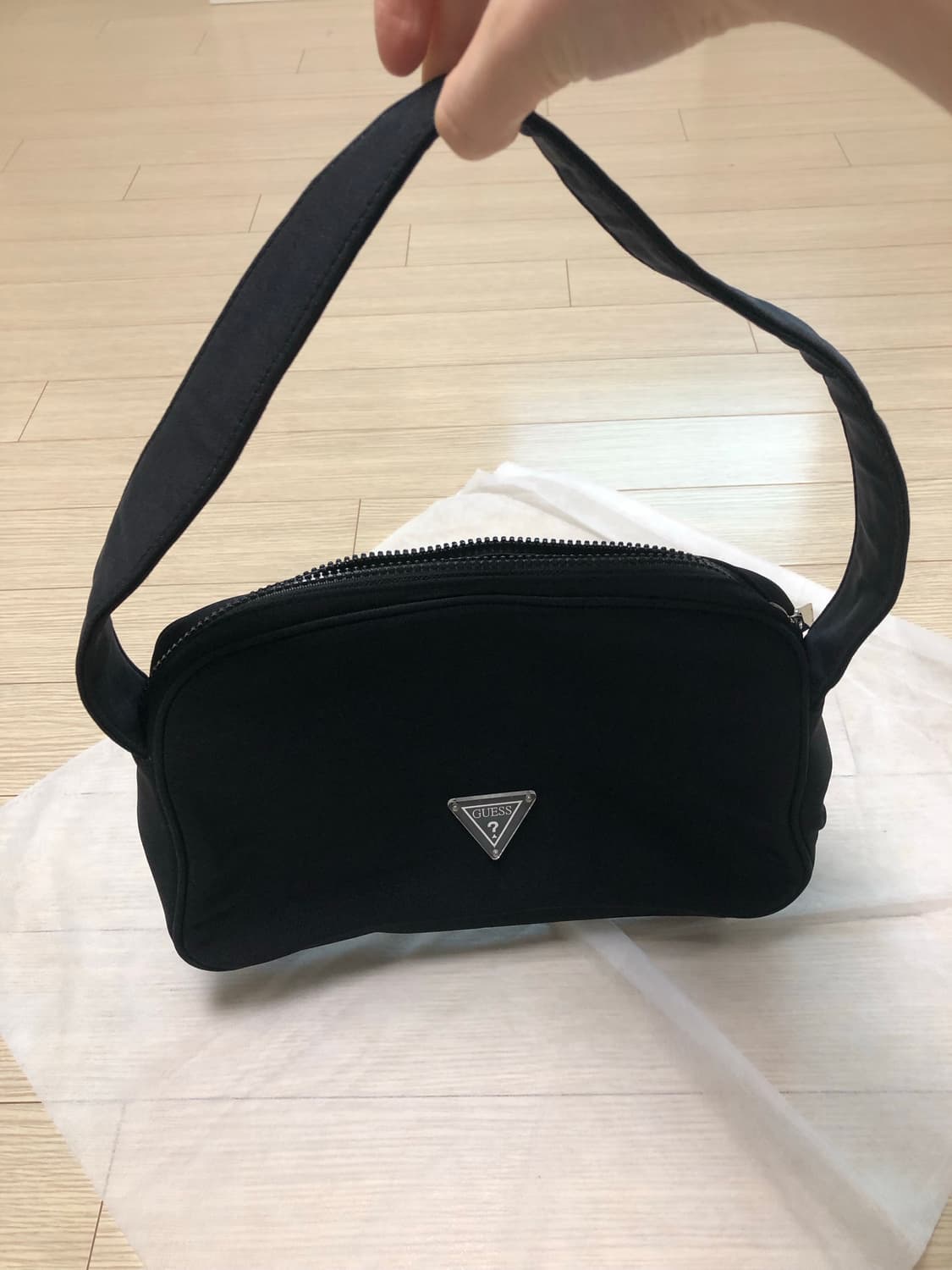 게스 검정 네오프렌 사각 숄더백 핸드백 상품이미지2