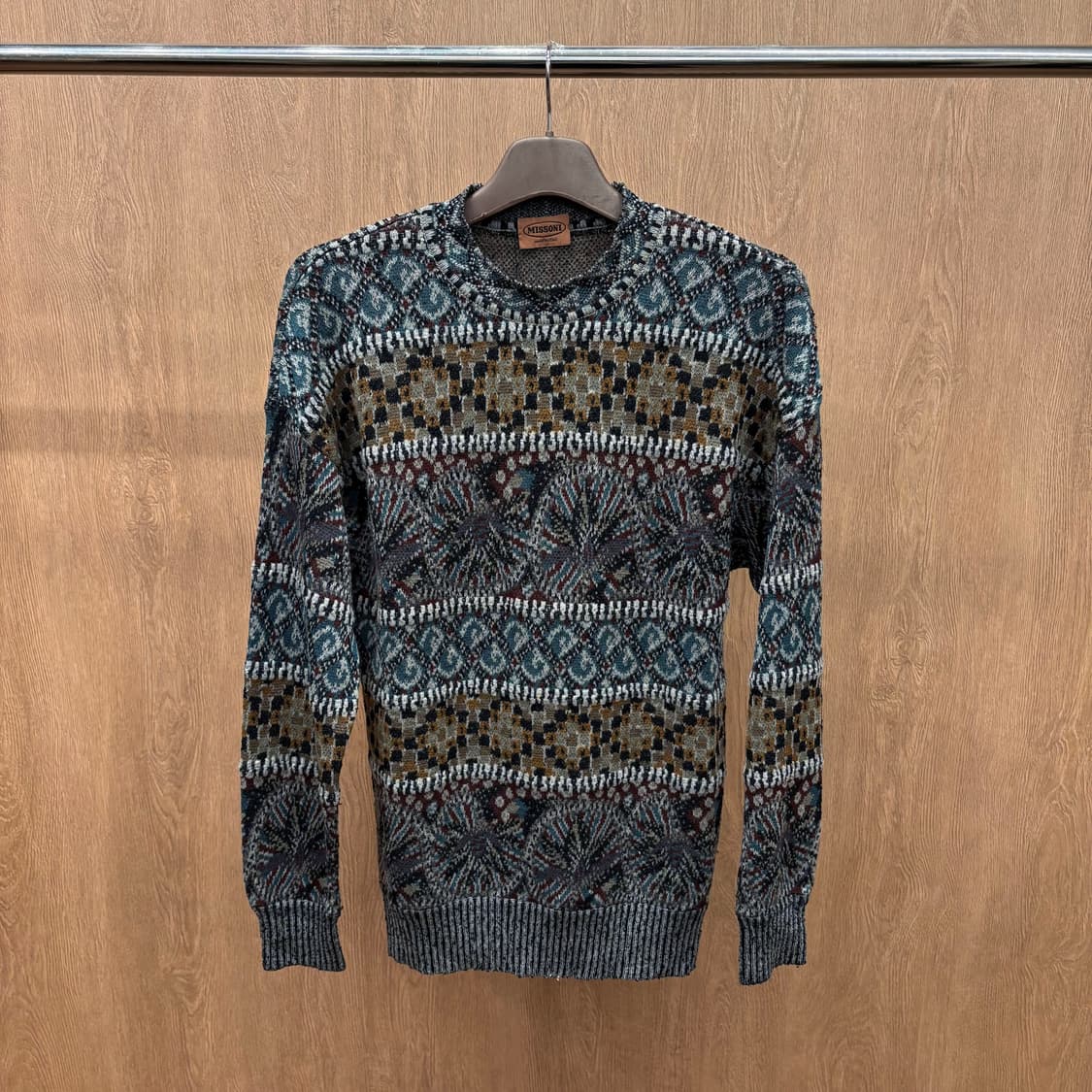 미쏘니 라운드넥 긴팔 니트 자카드 아트워크 패턴 디테일 레귤러핏 차콜 상품이미지2