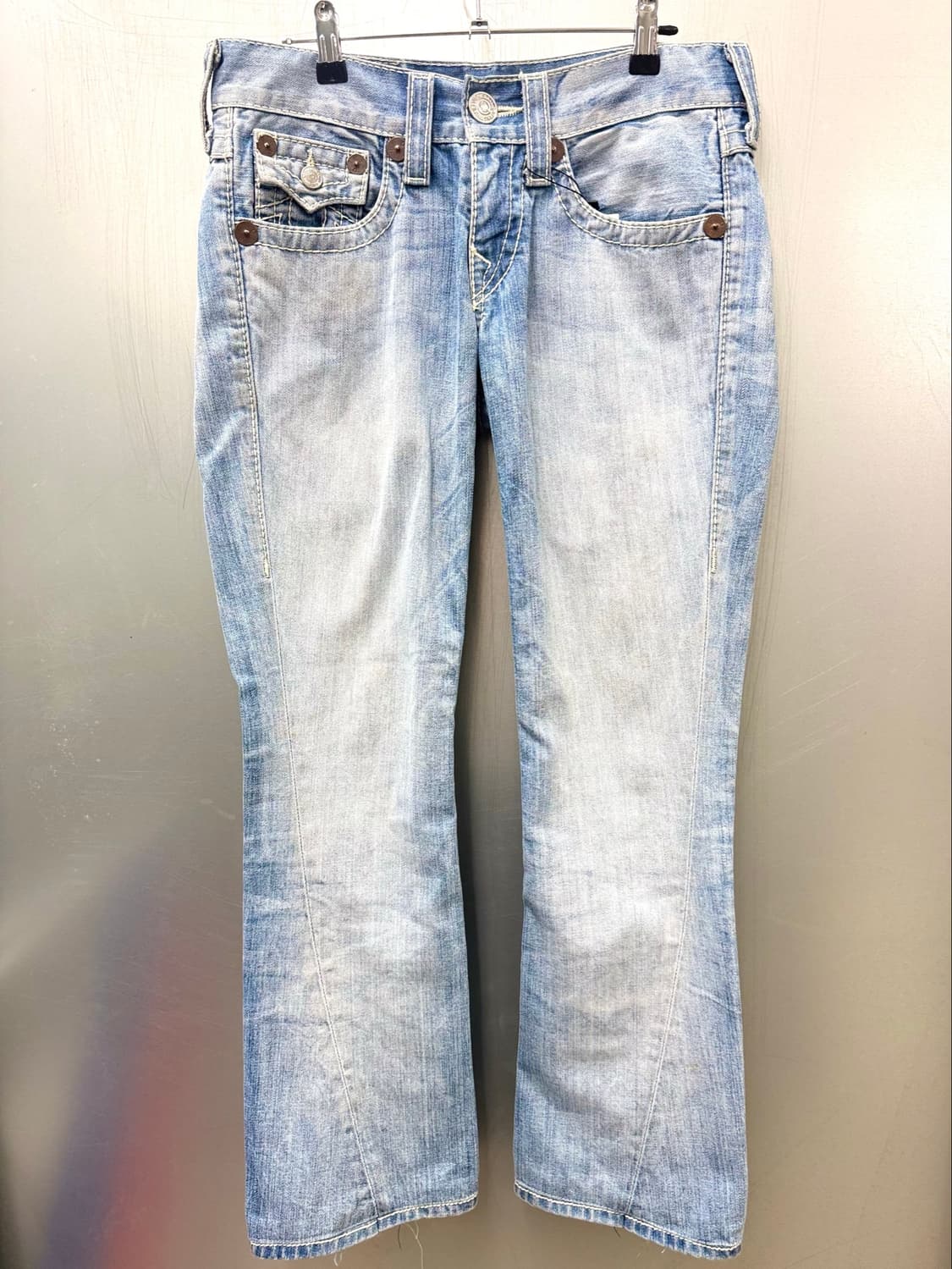 True Religion 트루릴리젼 라이트워시 부츠컷 데님 팬츠 상품이미지1