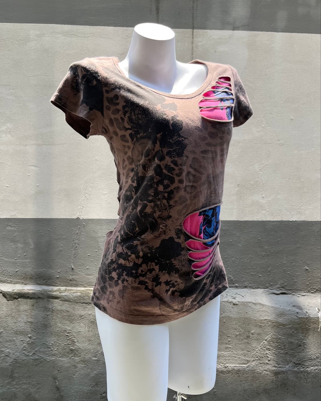 Distressed Cut-Out Leopard Graphic Tee 상품이미지5