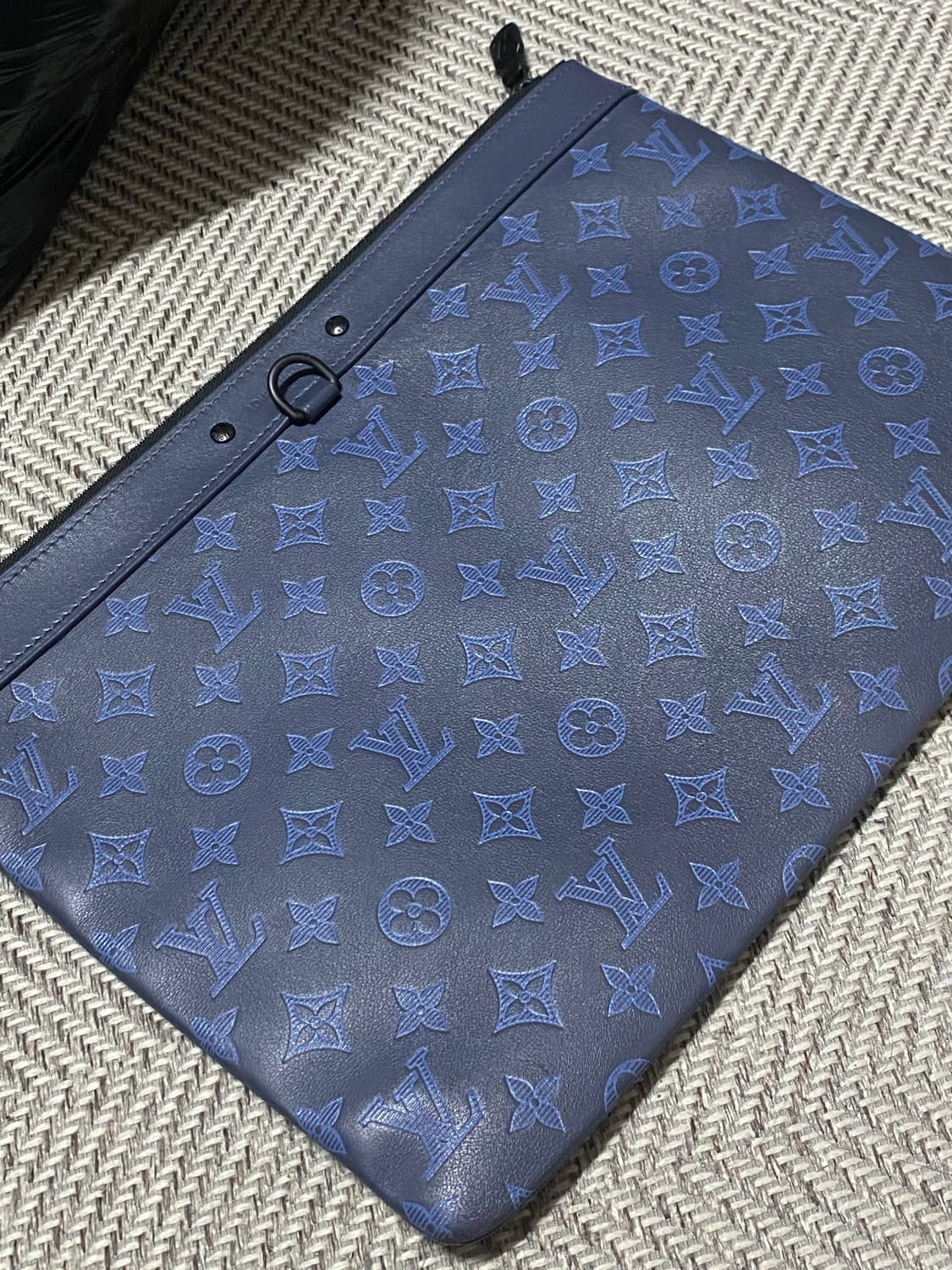 루이비통 이클립스 쉐도우 포쉐트 디스커버리 클러치 네이비 상품이미지1