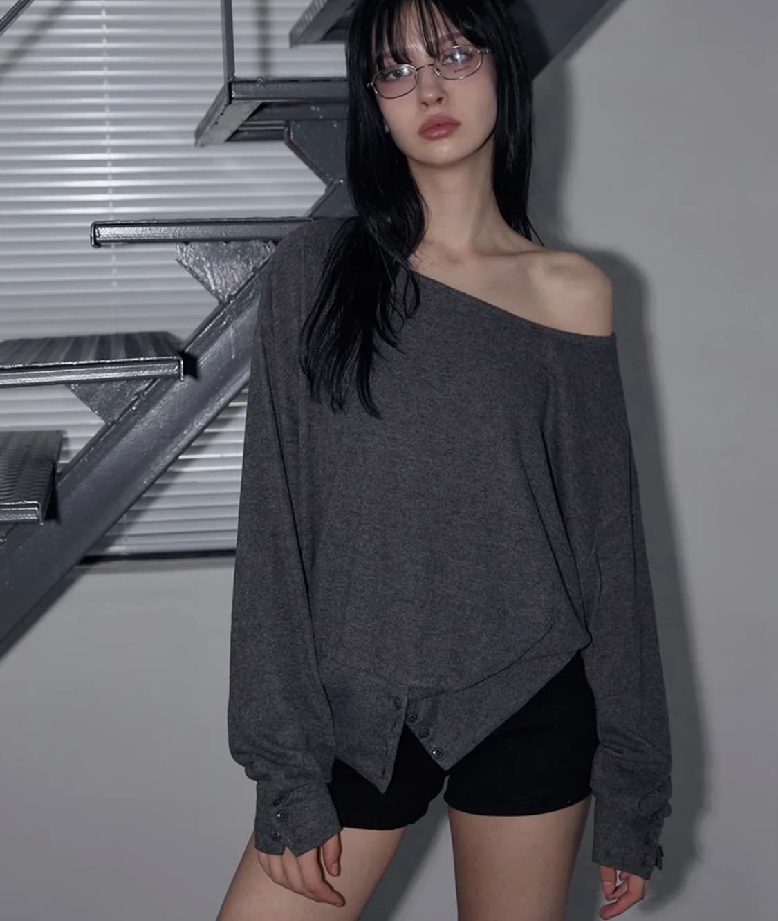 렌세 오프숄더 버튼 티 상품이미지1