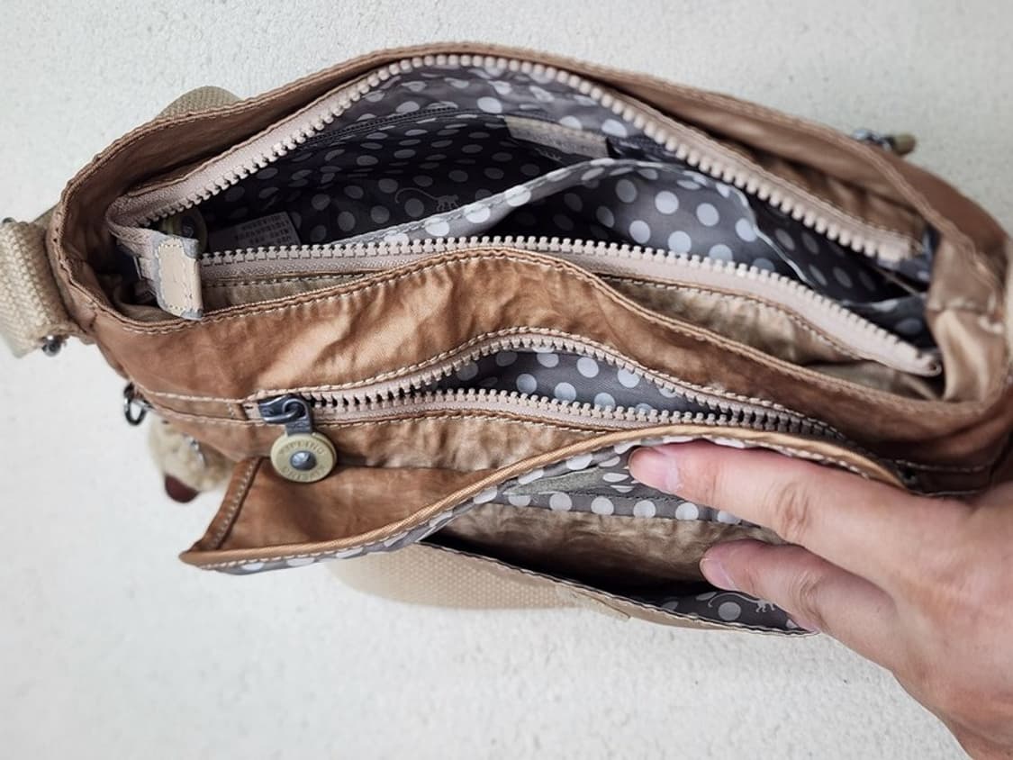KIPLING 유광 베이지 숄더백 상품이미지7