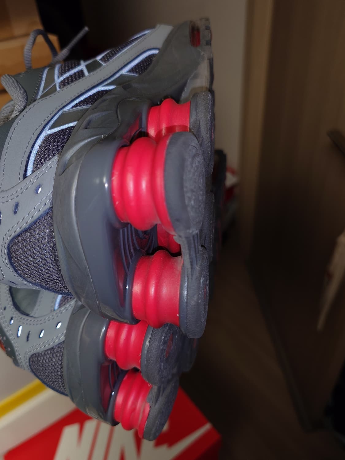 [270] 나이키 샥스 라이드2 스모크 그레이 유니버시티 레드 상품이미지7