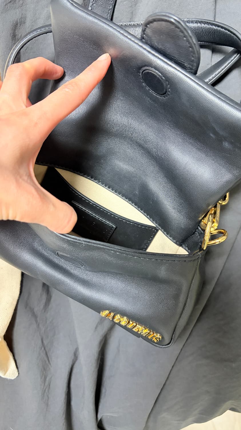 [Jacquemus] 자크뮈스 르 쁘띠 푸퍼 램스킨 밤비무백 블랙 상품이미지3