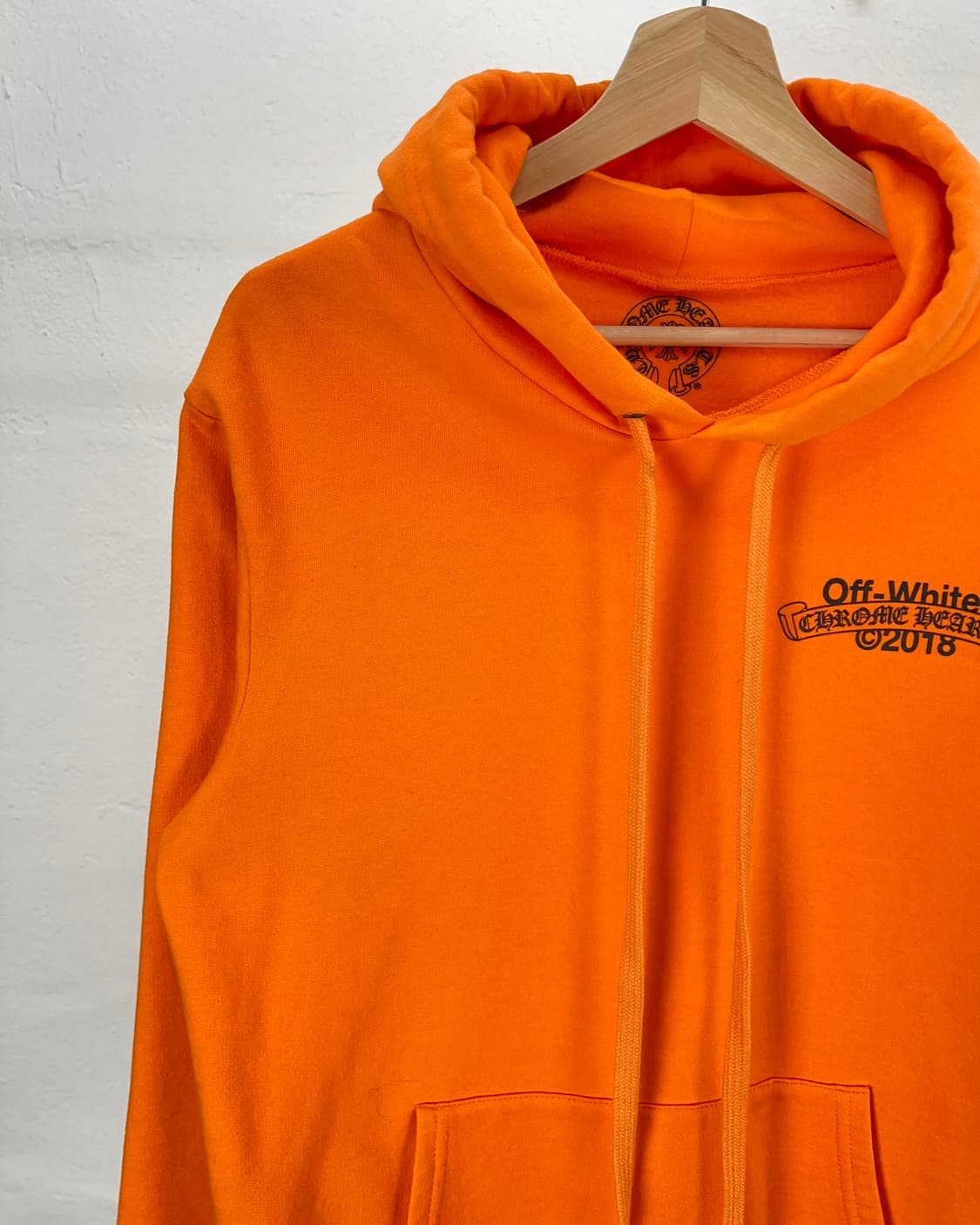 크롬하츠 x 오프화이트 18fw 네온 오렌지 후디 상품이미지3