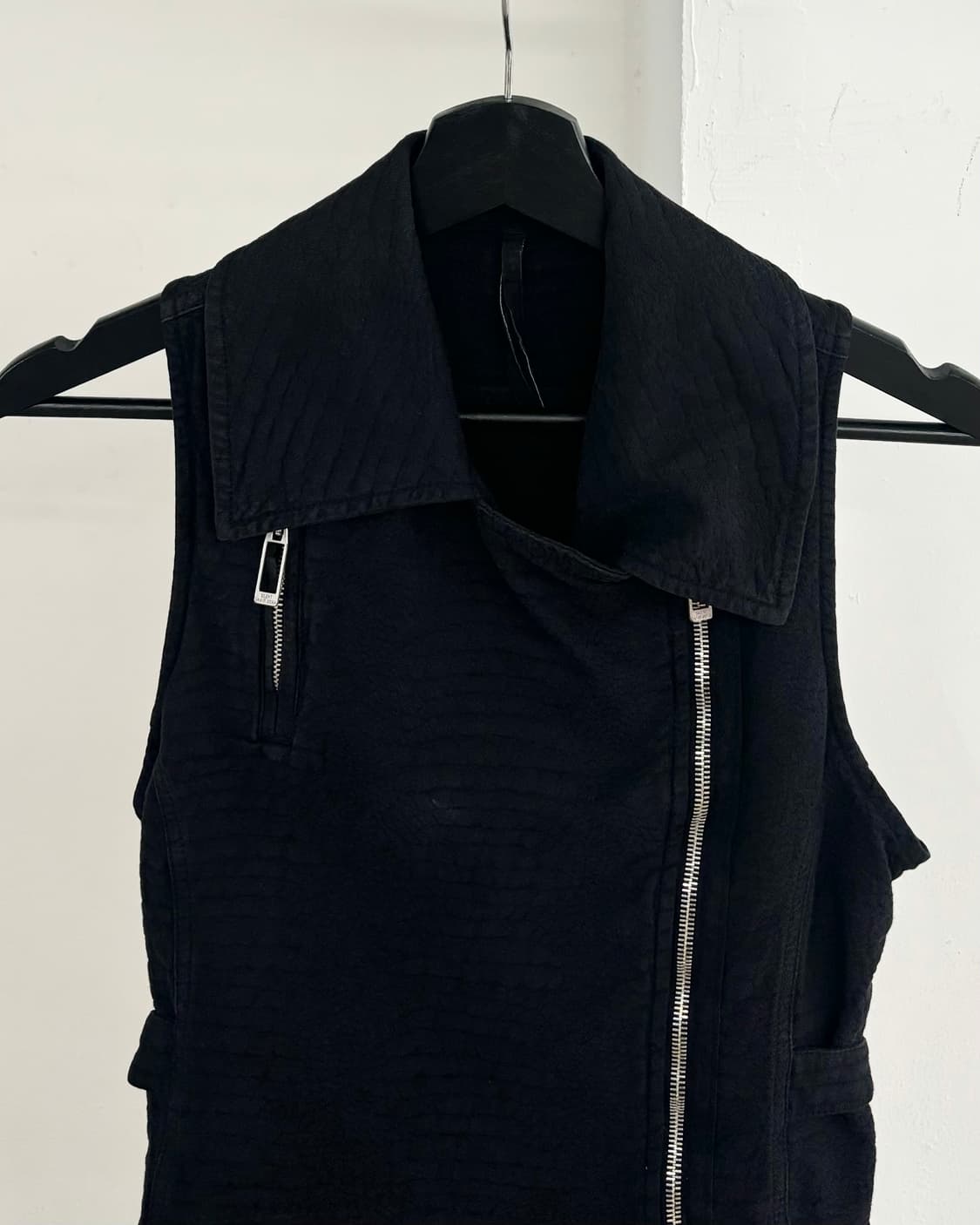 사일런트 바이 다미르 도마 블랙 슬리브리스 원피스 상품이미지2