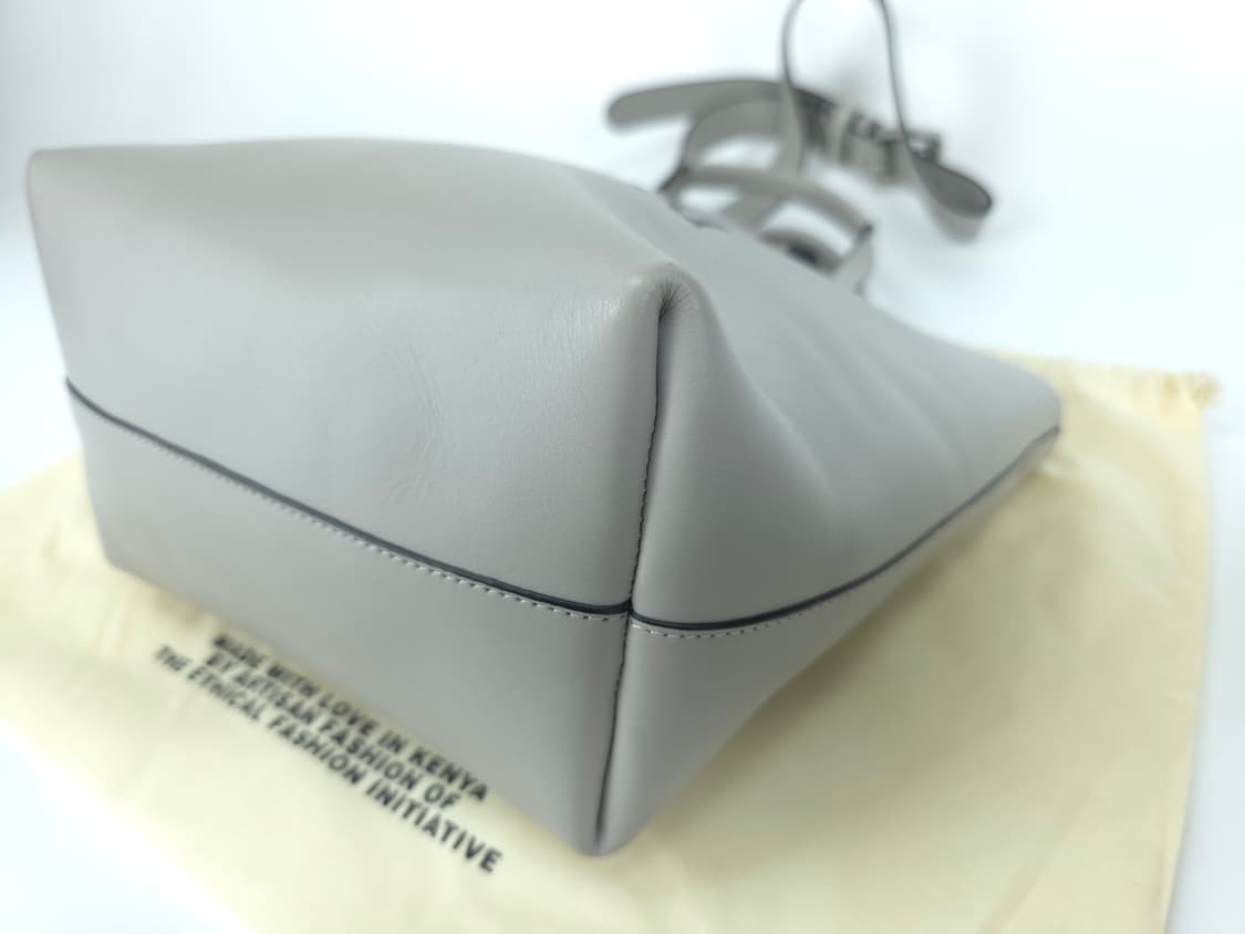 비비안웨스트우드 스튜디오 소가죽 쇼퍼 토트백 크로스백 그레이
 상품이미지7