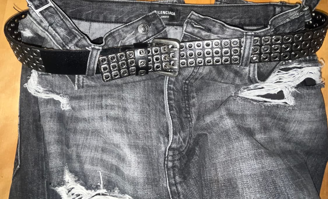 펑크 스타일의 검은색 가죽 아일렛 벨트입니다.  상품이미지2