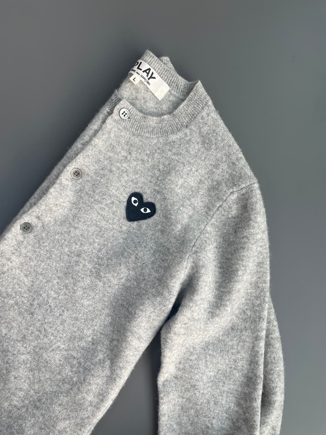 [L] 꼼데가르송 여성 블랙 와펜 자수 울 가디건 상품이미지2