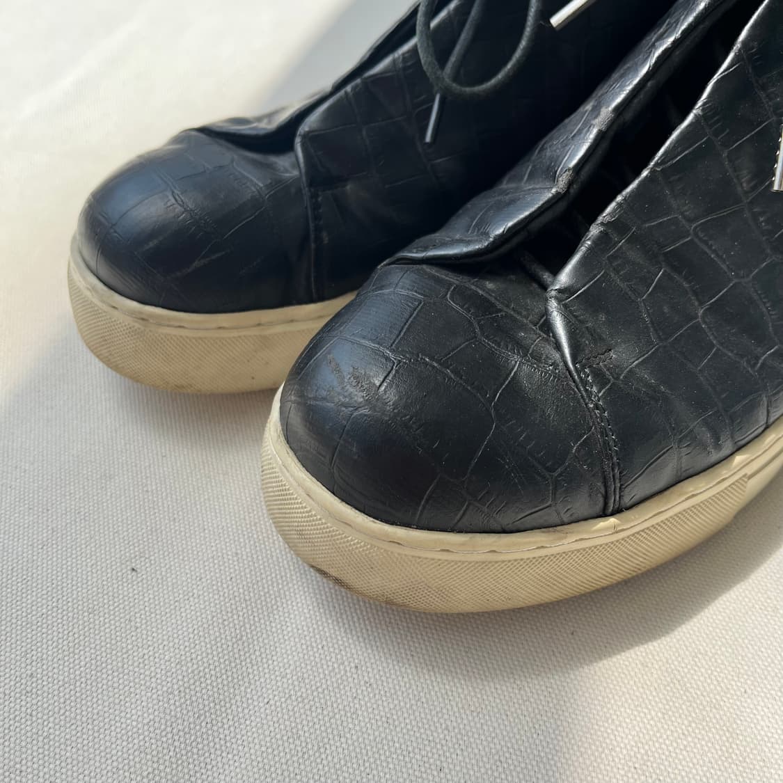 이세이미야케 크로커다일 텍스처 레더 스니커즈 상품이미지2