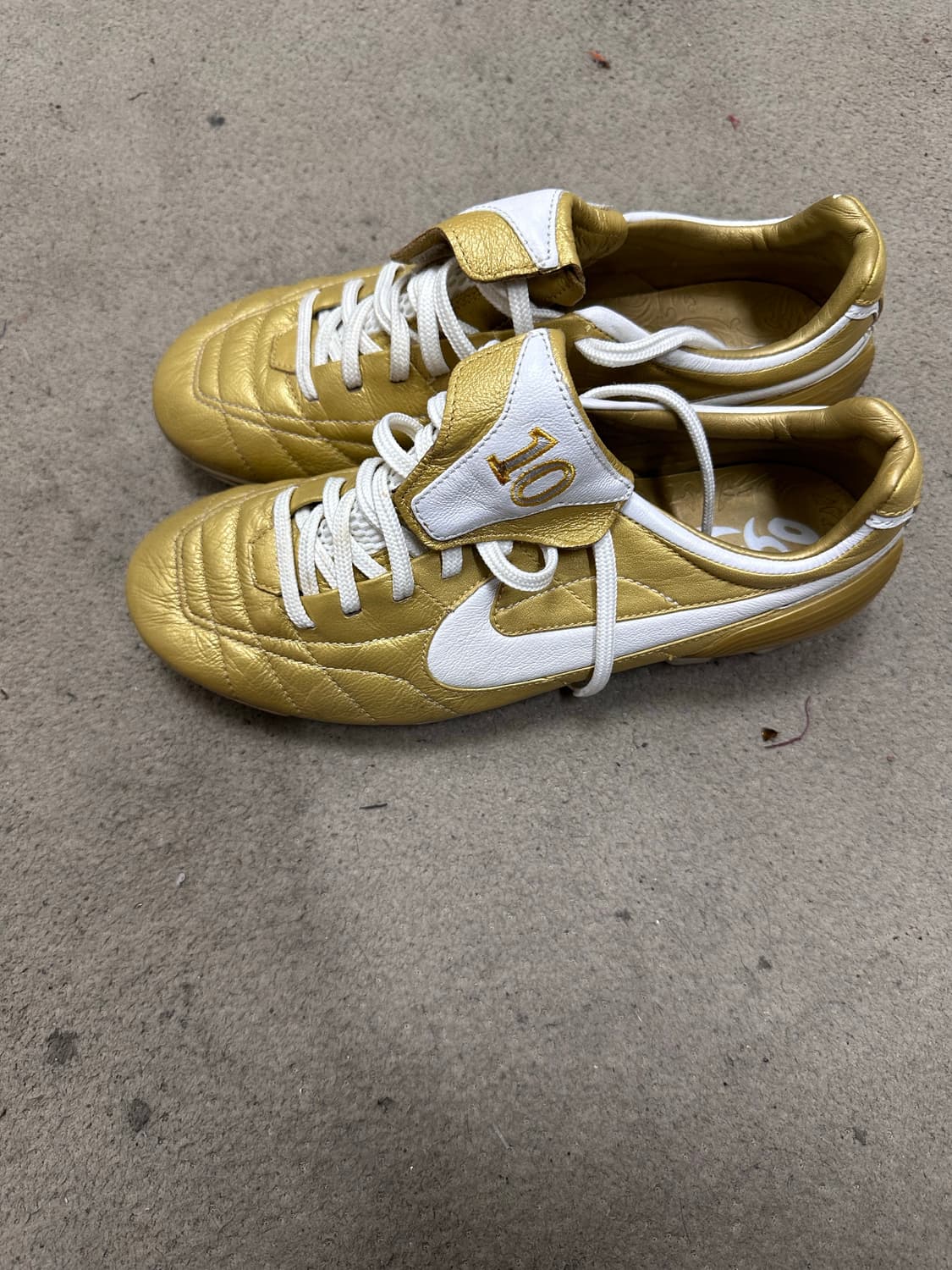 나이키 올드스쿨 초레어템 R10 골드축구화 250 상품이미지1