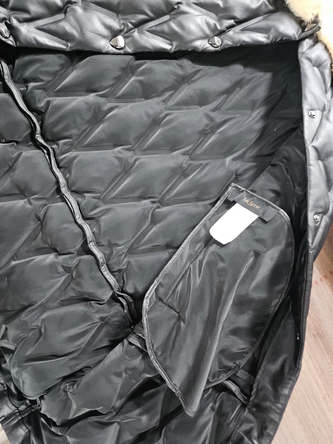 더 아이잗 밍크 카라 퀼팅 가죽 롱 구스패딩 코트 상품이미지5